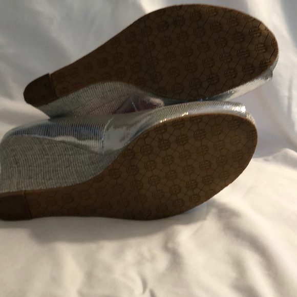 Lilly Pulitzer wedge. - Picture 2 of 3